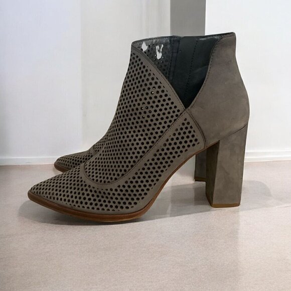 VINCE CAMUTO Levesna Ankle Bootie In Perforated Grey Gravel Nubuck Leather Sz 9 - Picture 12 of 13
